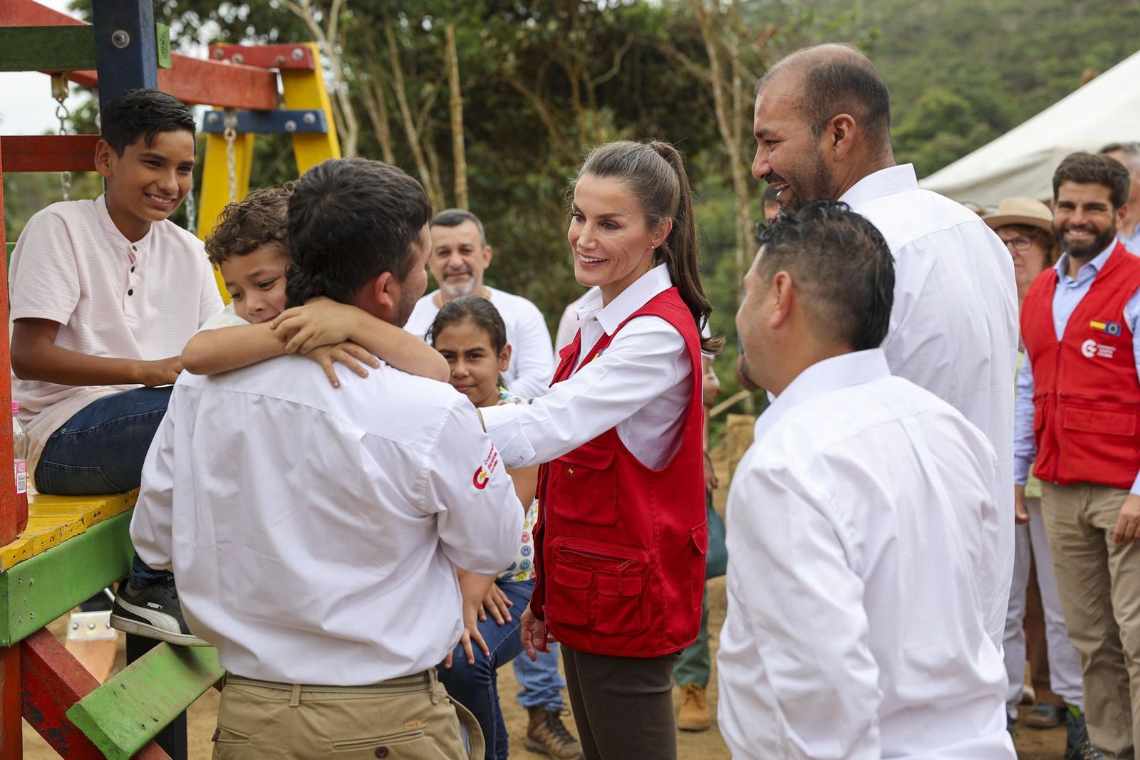 La reina Letizia visita una finca cafetera en Cali cultivada por excombatientes colombianos reinsertados