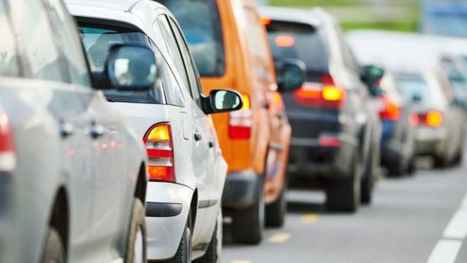 Retenciones de tráfico importantes en las salidas de la capital desde primera hora