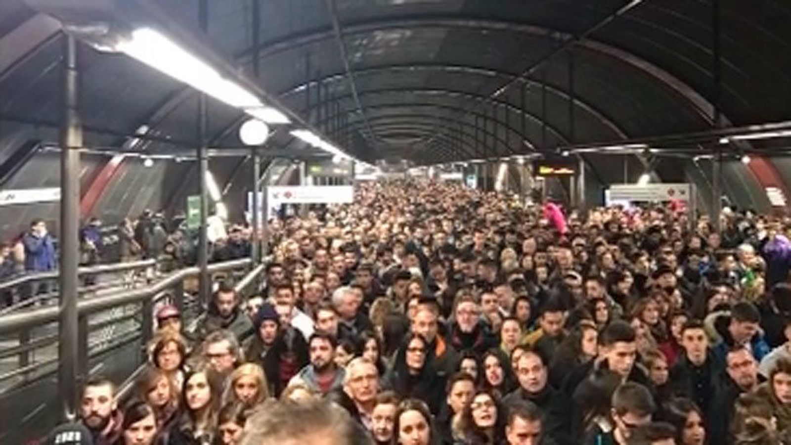 Colapso en la estación de metro de Sol por la afluencia navideña