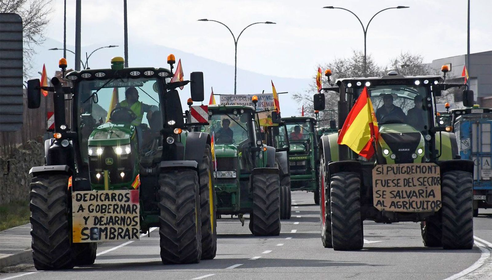 El Gobierno de Sánchez asegura estar "al lado" de los agricultores