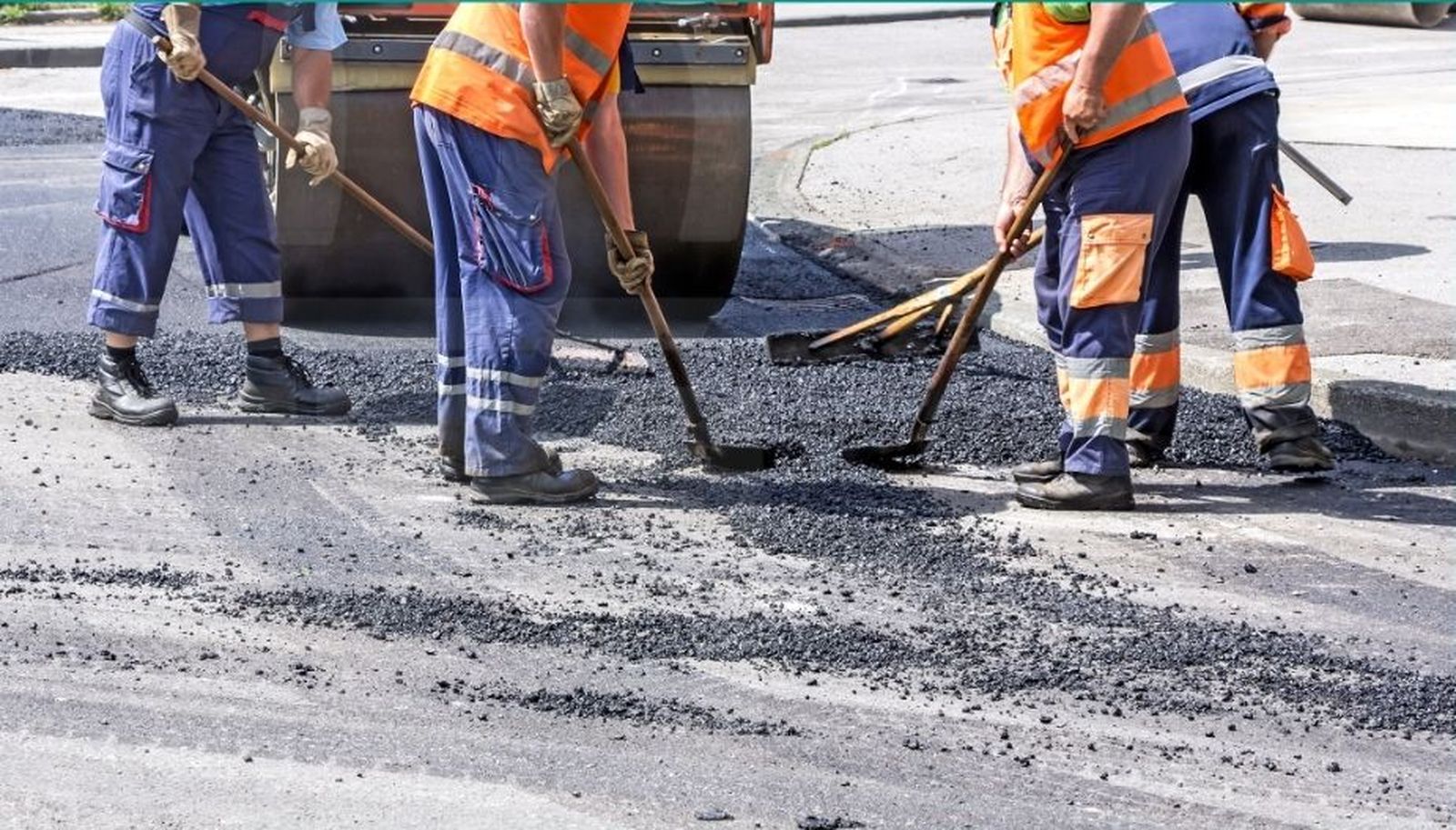 Trabajos de asfaltado en la vía pública