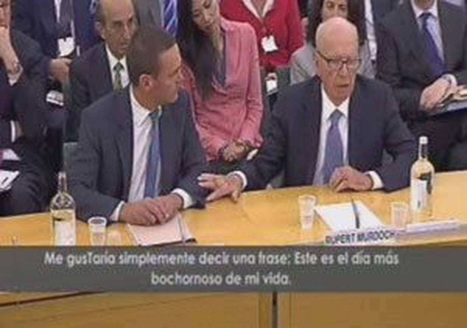 Murdoch se confiesa avergonzado y pide perdón en el Parlamento