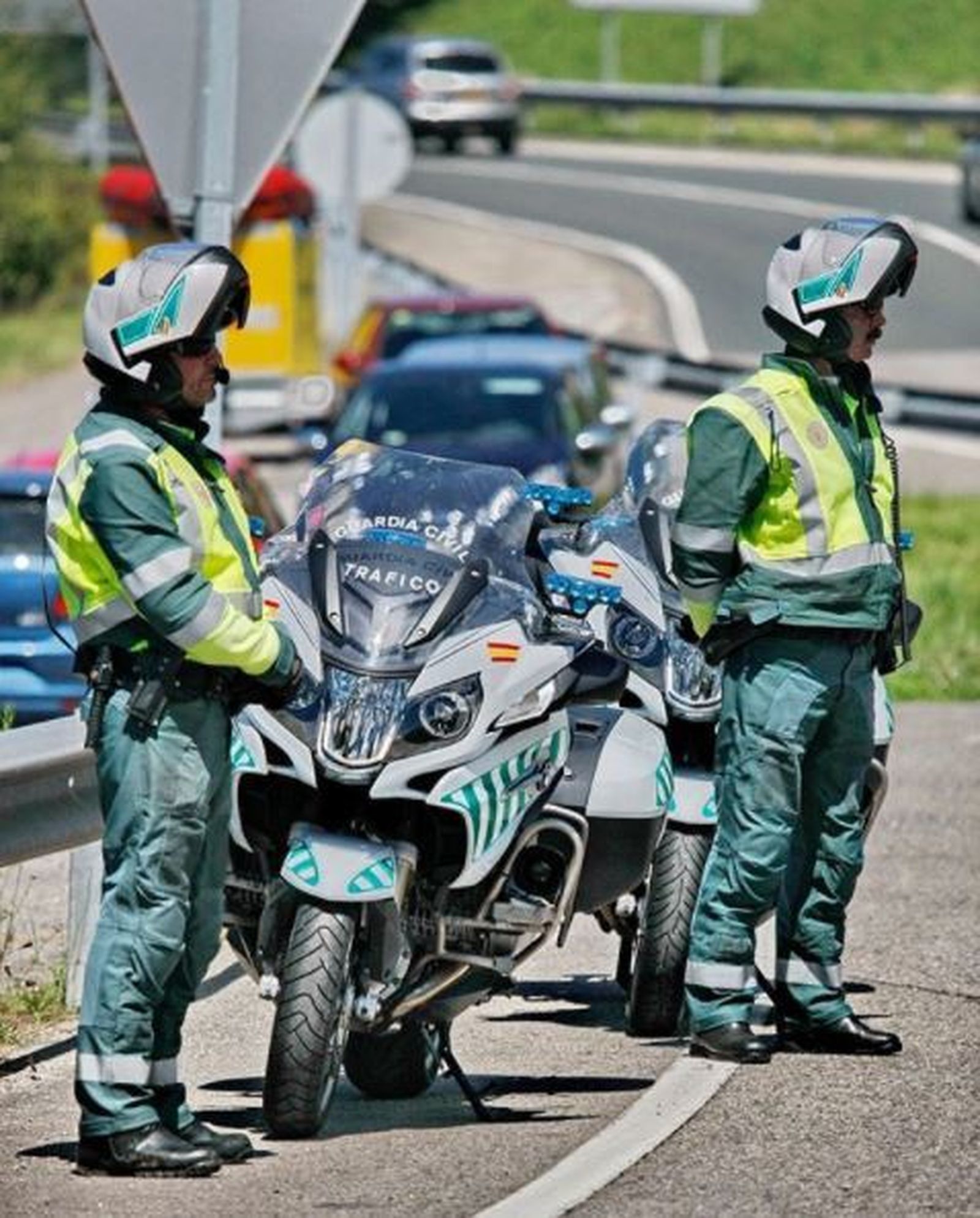 Agentes de la Agrupación de Tráfico de la Guardia Civil