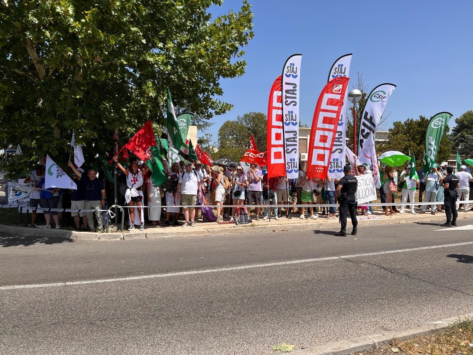 Los funcionarios de Justicia retoman la huelga con una concentración frente a Moncloa