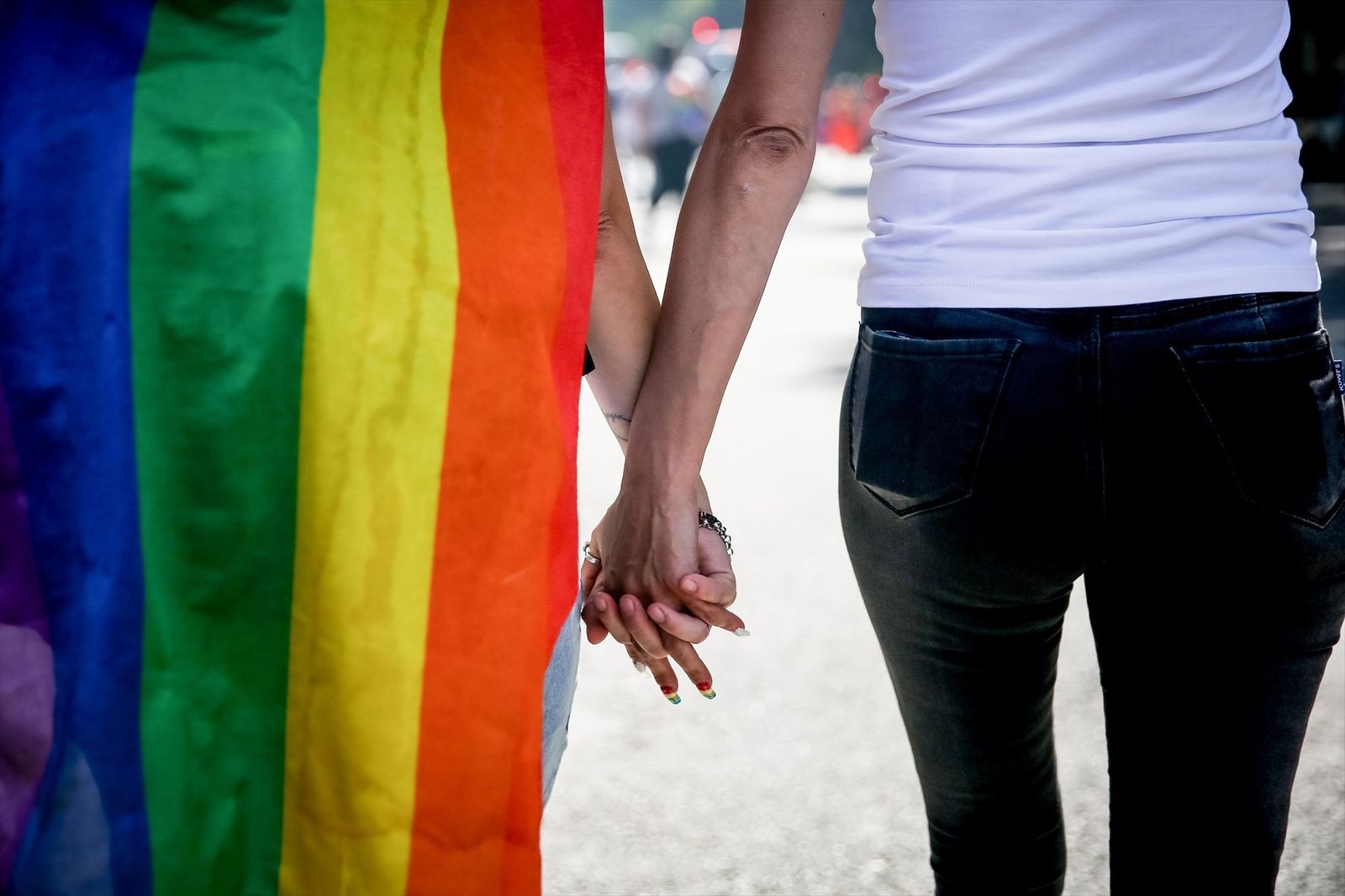 Una pareja de la mano