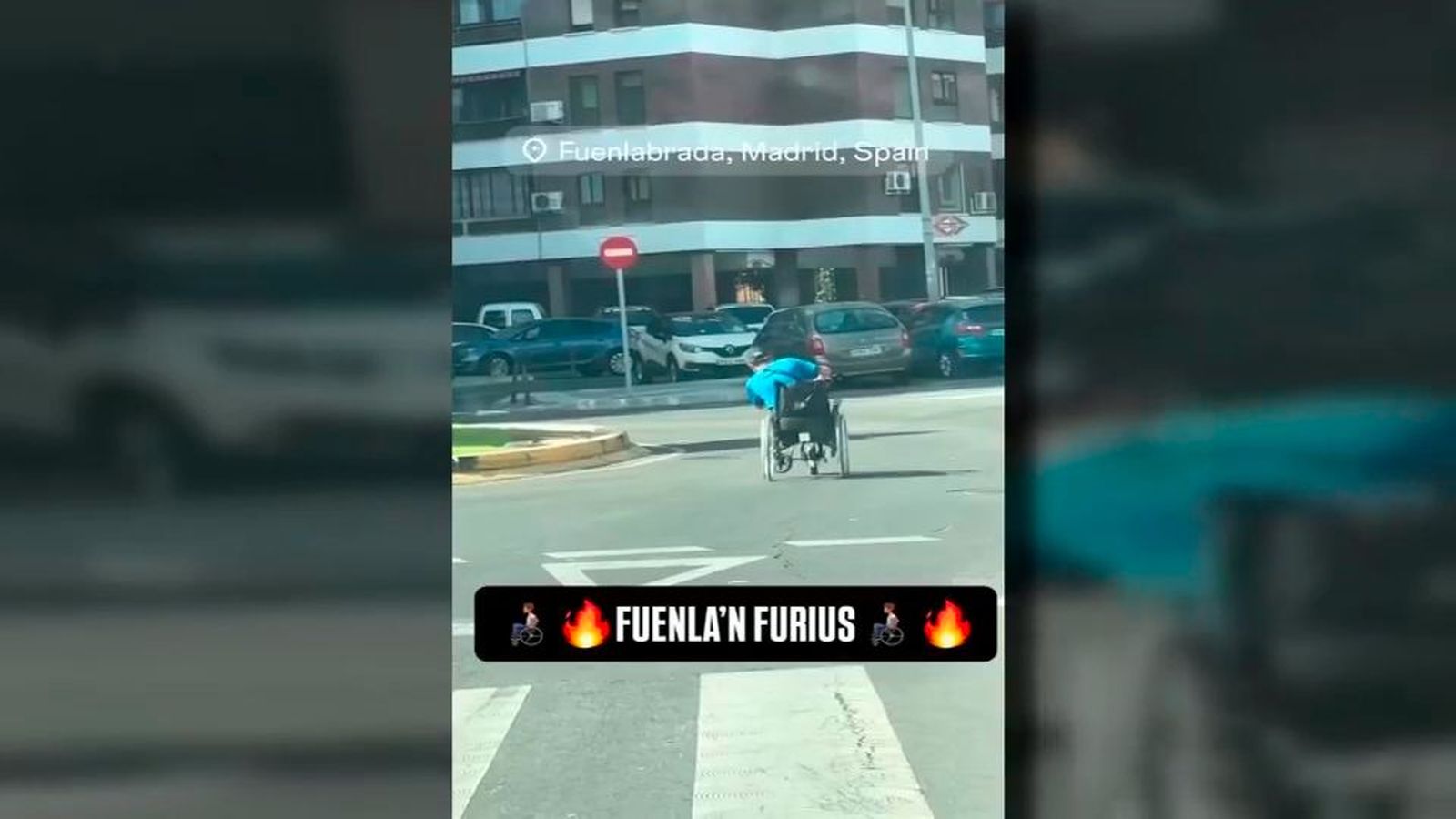 El vídeo del peligroso momento en que un hombre en silla de ruedas sorprende a los conductores en una rotonda de Fuenlabrada