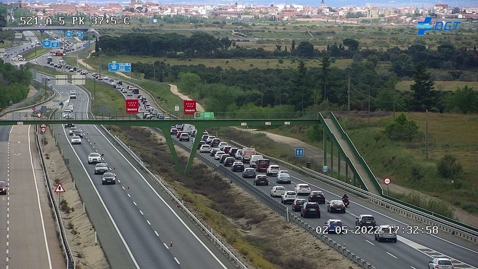 Atasco en la A-5 en la operación retorno por el puente de mayo