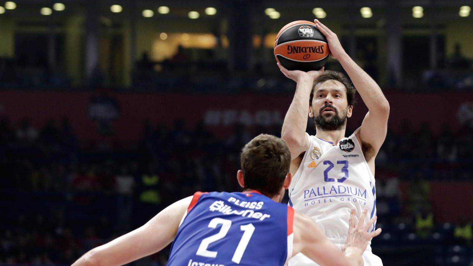 Sergio Llull lanza a canasta ante la oposición de Tibor Pleiss