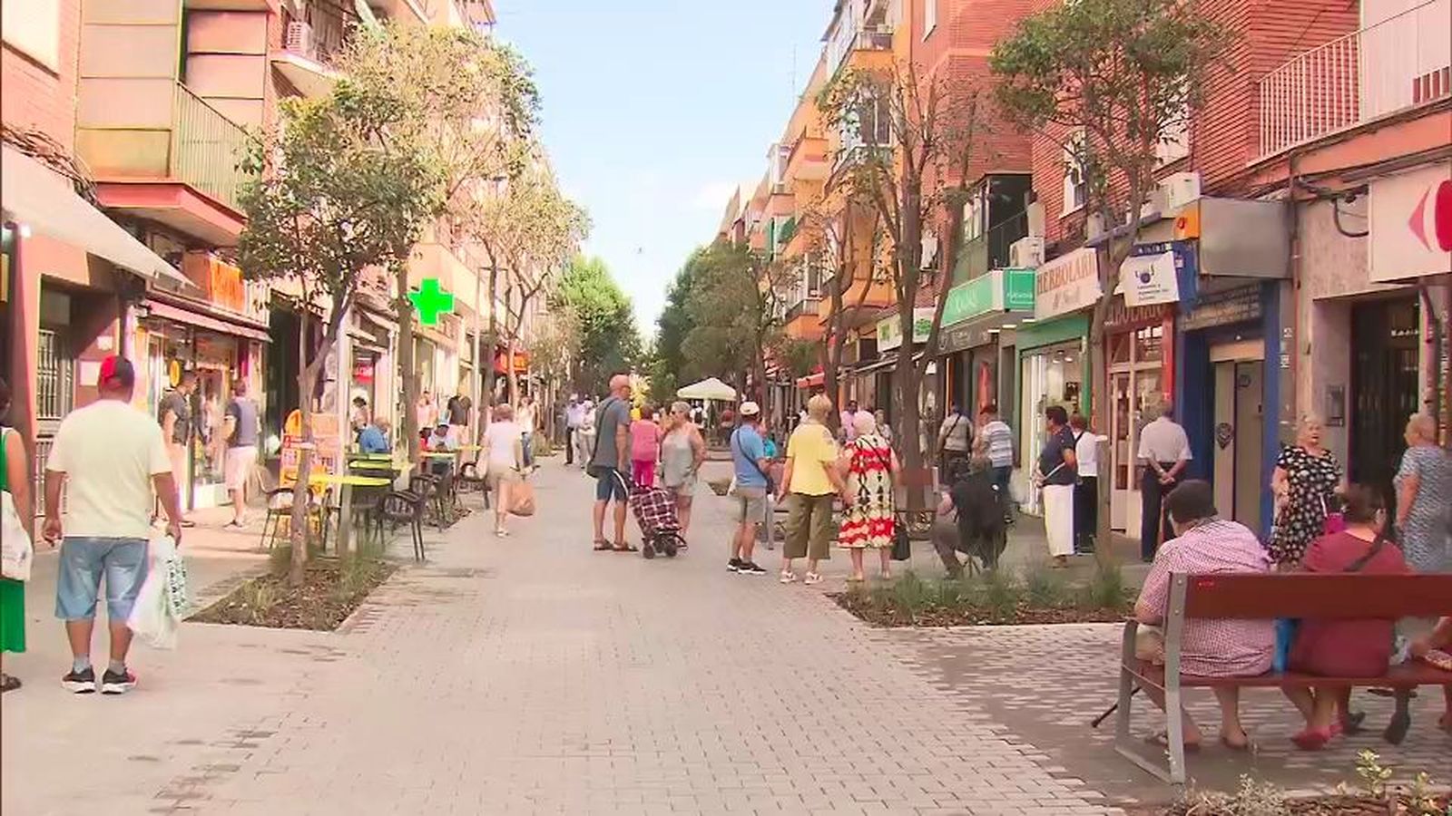 Culmina la reforma en la calle Laguna de Carabanchel: peatonal, accesible y más verde
