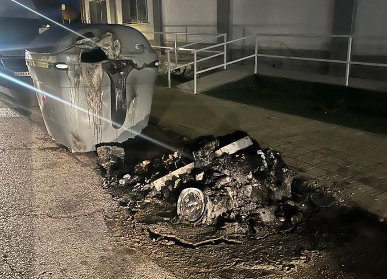 Contenedores de Fresno de Torote afectados por el fuego