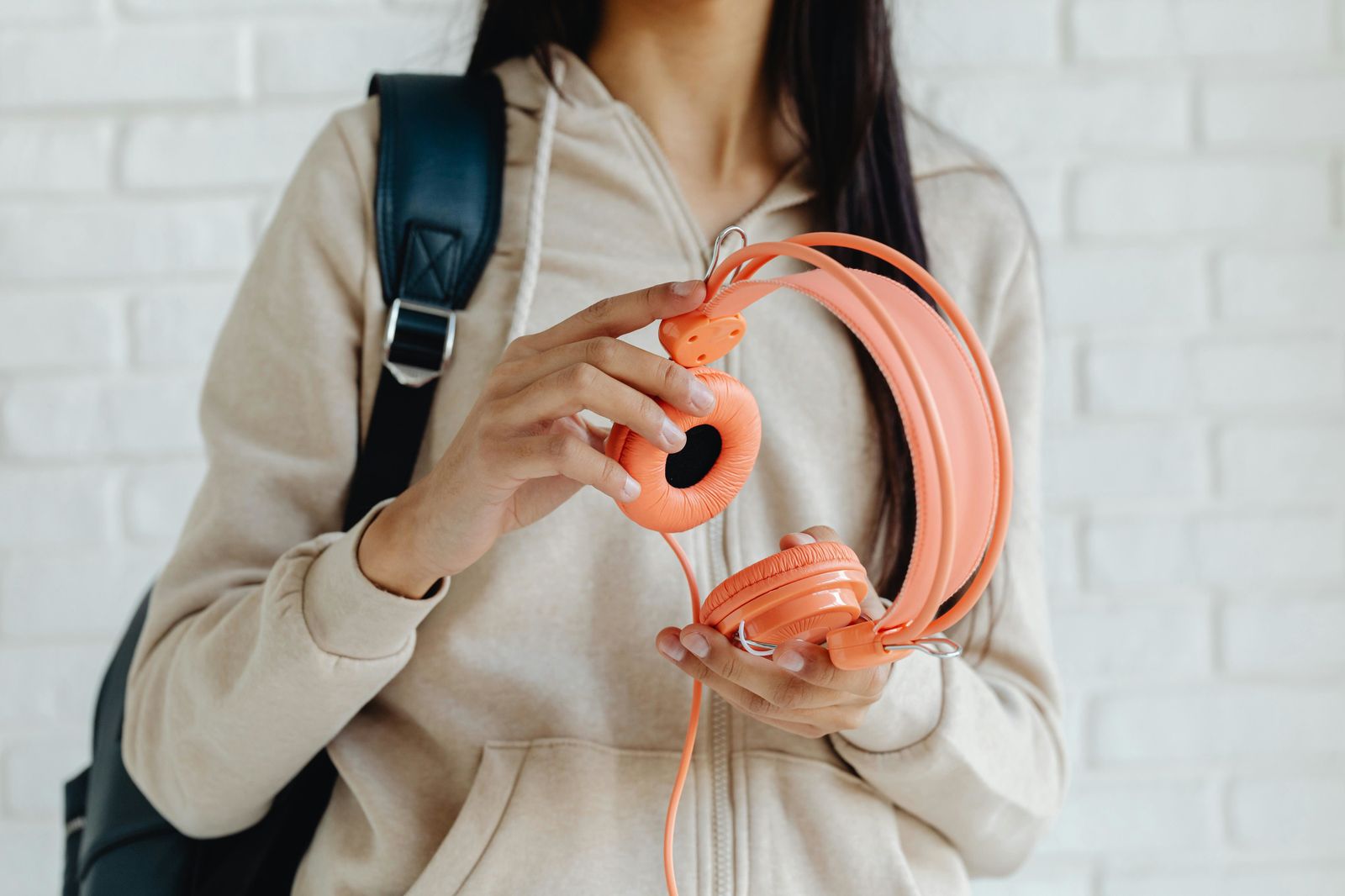 Mujer sujeta unos cascos para escuchar música