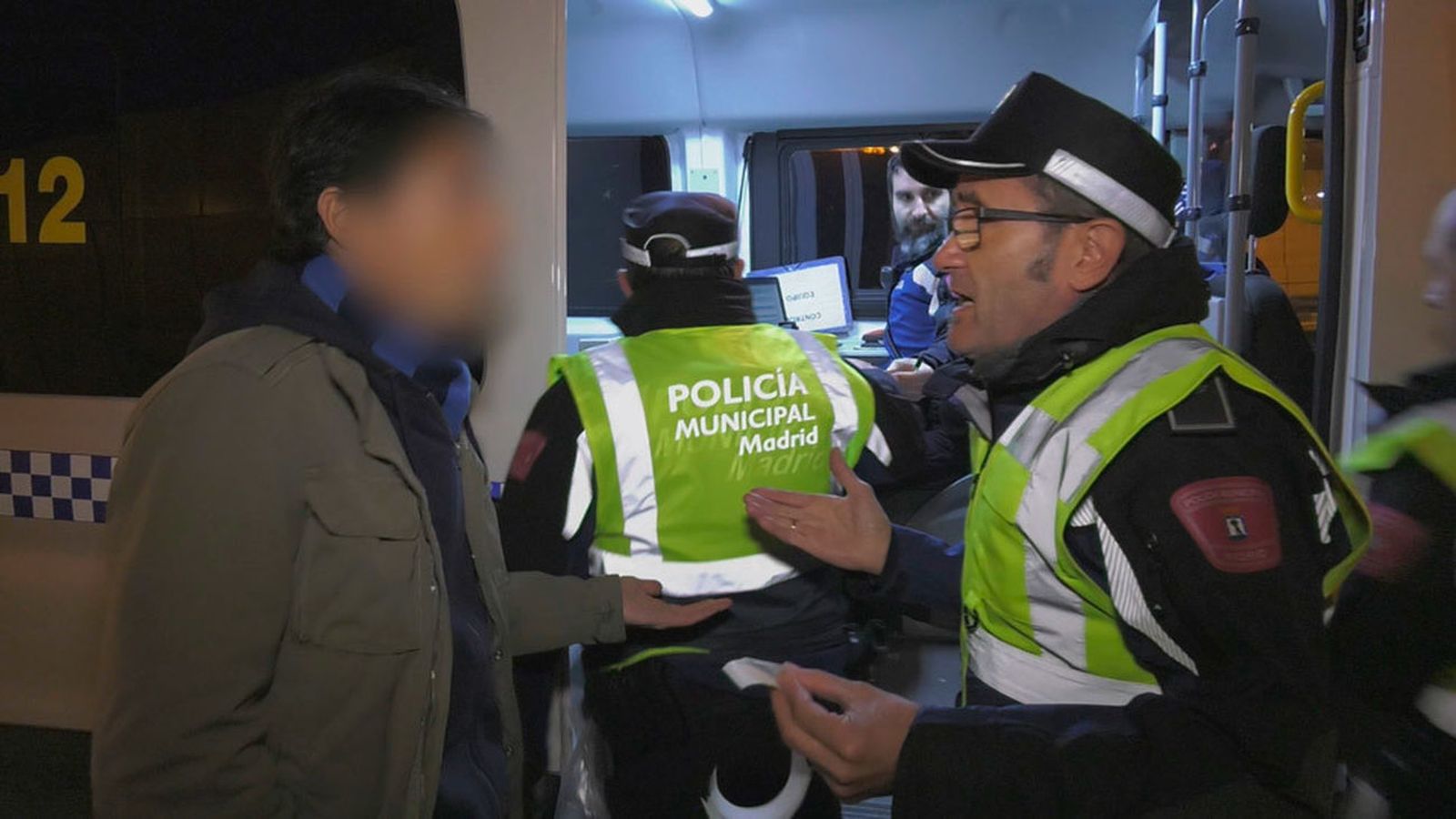Un agente municipal da explicaciones a un conductor tras realizar un control de alcohol y drogas