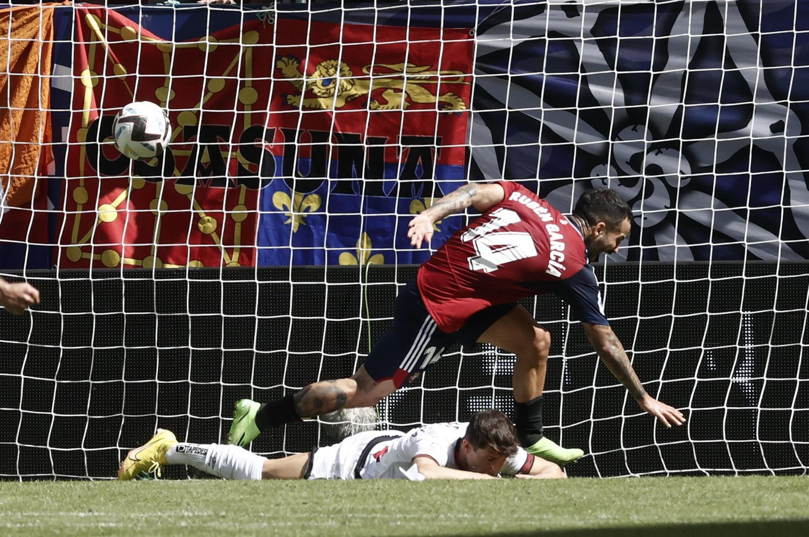 El centrocampista del Osasuna Rubén García marca el 2-1 ante el Rayo Vallecano