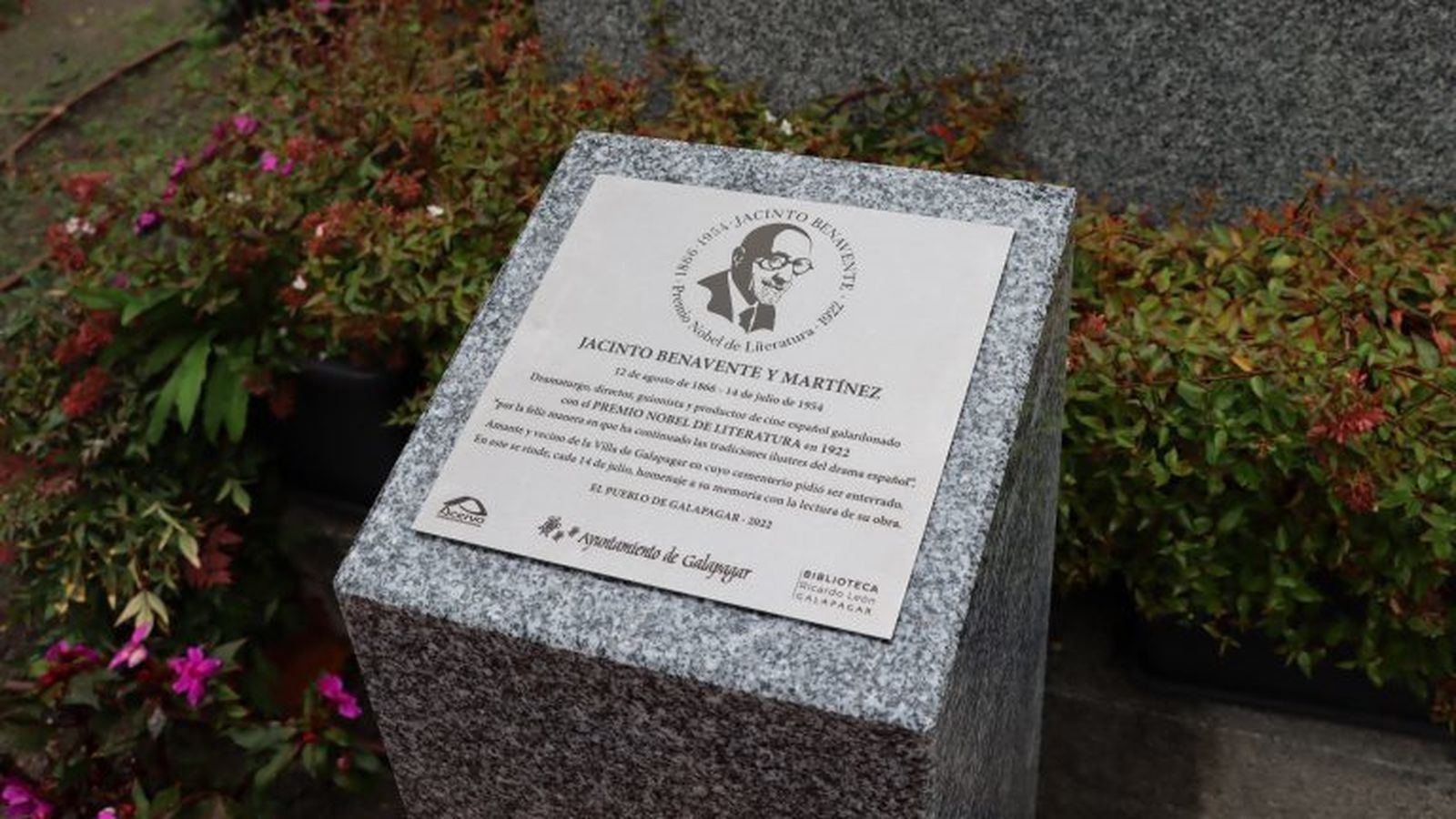 Monolito en homenaje a Jacinto Benavente