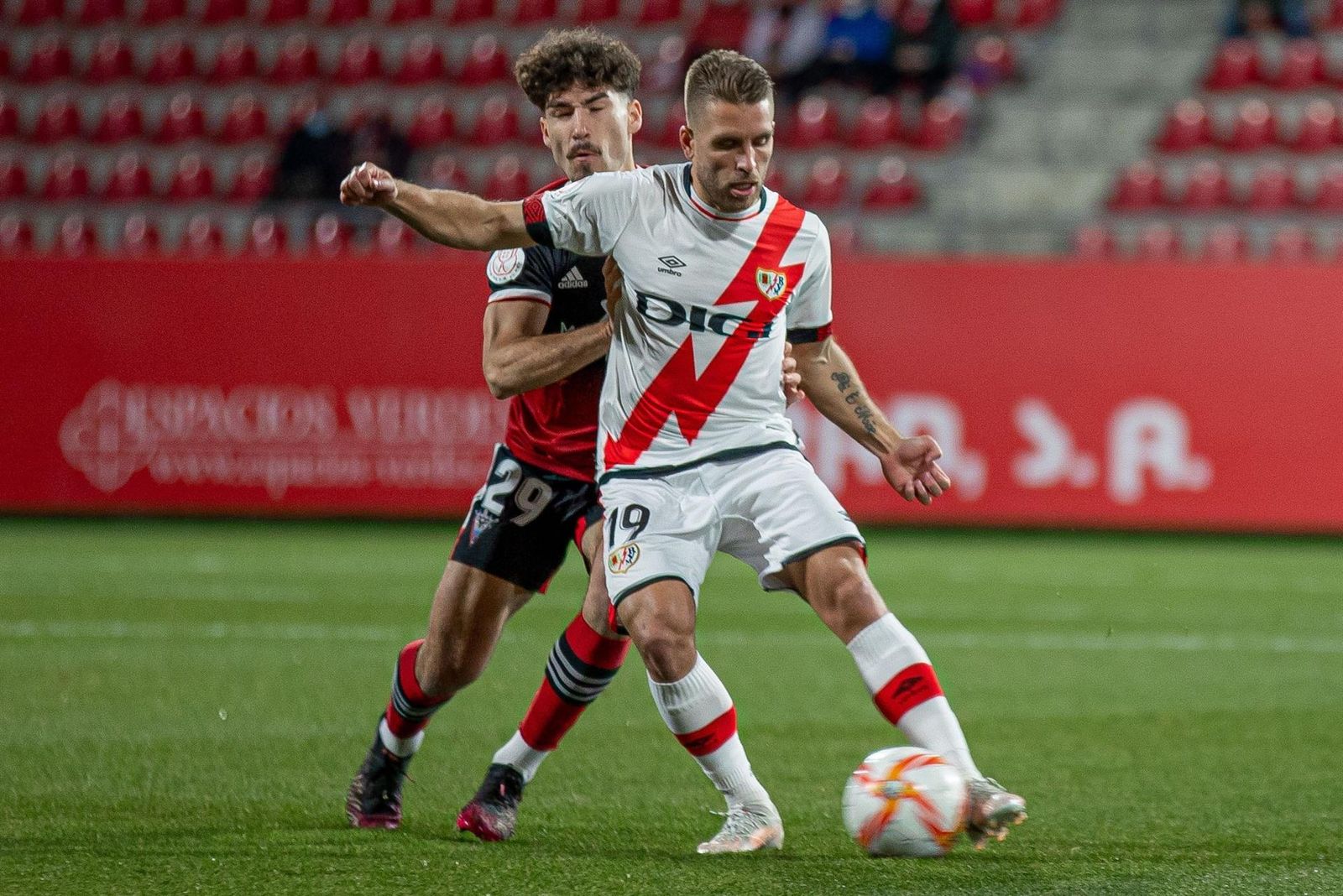 Kevin Rodrigues ante el Mirandés