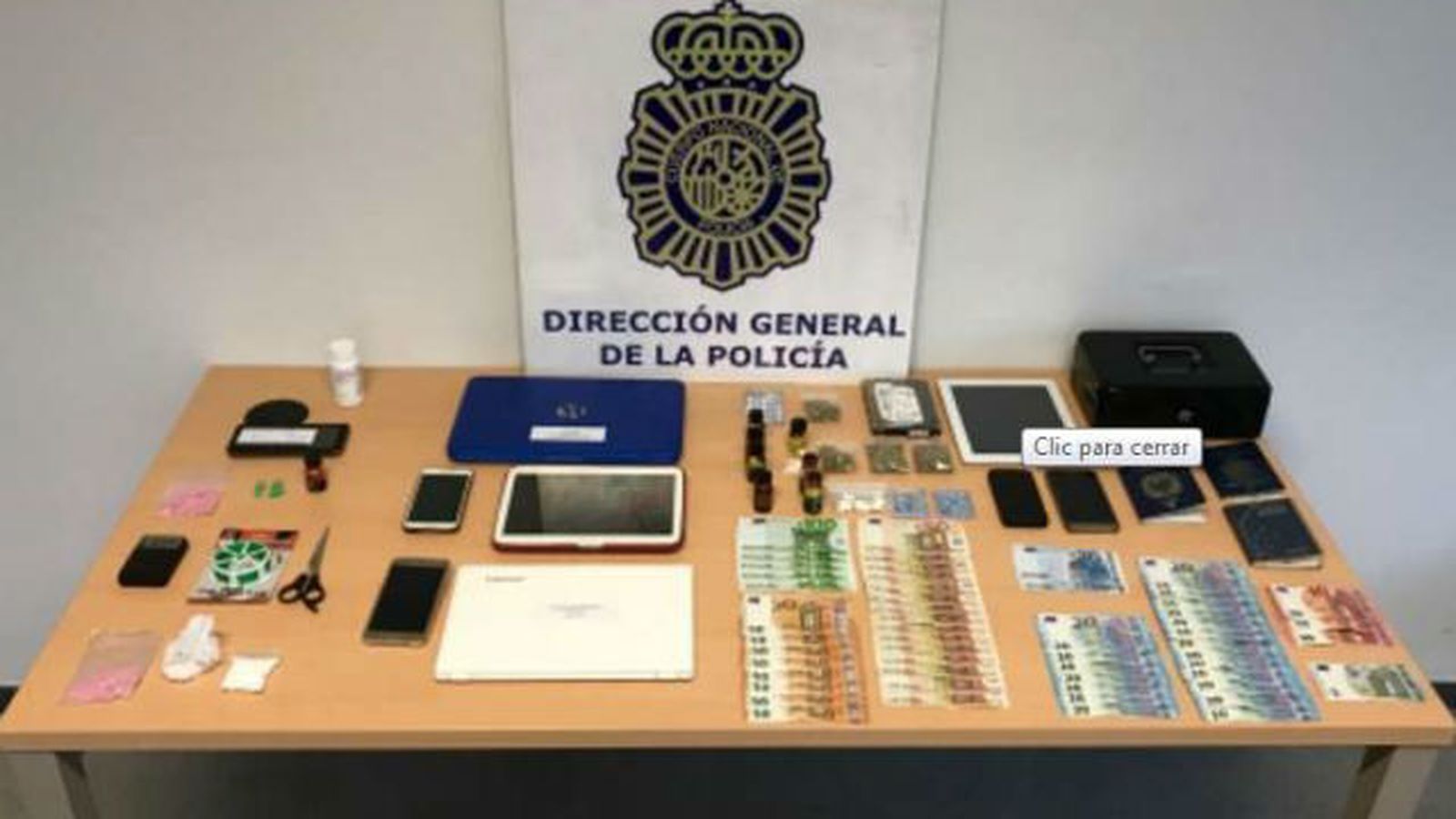 Material y dinero incautado en la operación