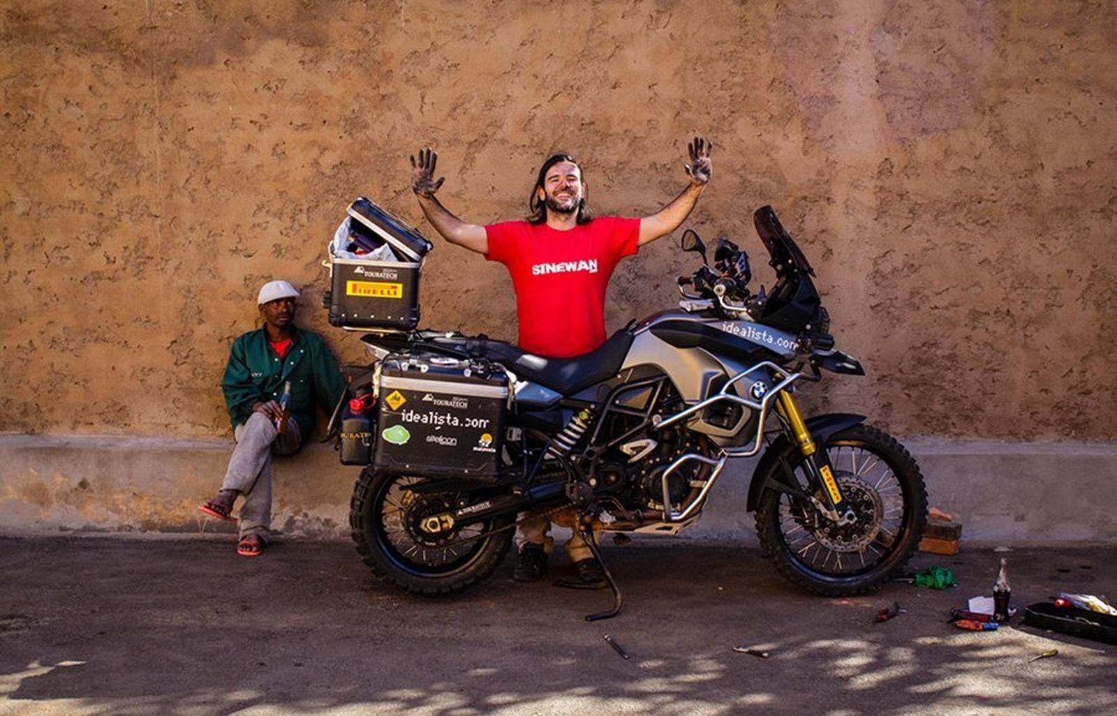 Charly Sinewone, motero.  Autor del libro “El mundo en moto”
