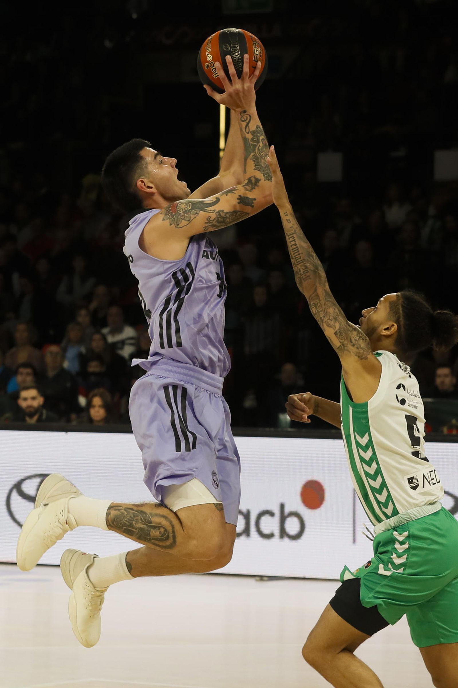 Jeremiah Hill, del Betis, y Gabriel Deck, del Real Madrid,