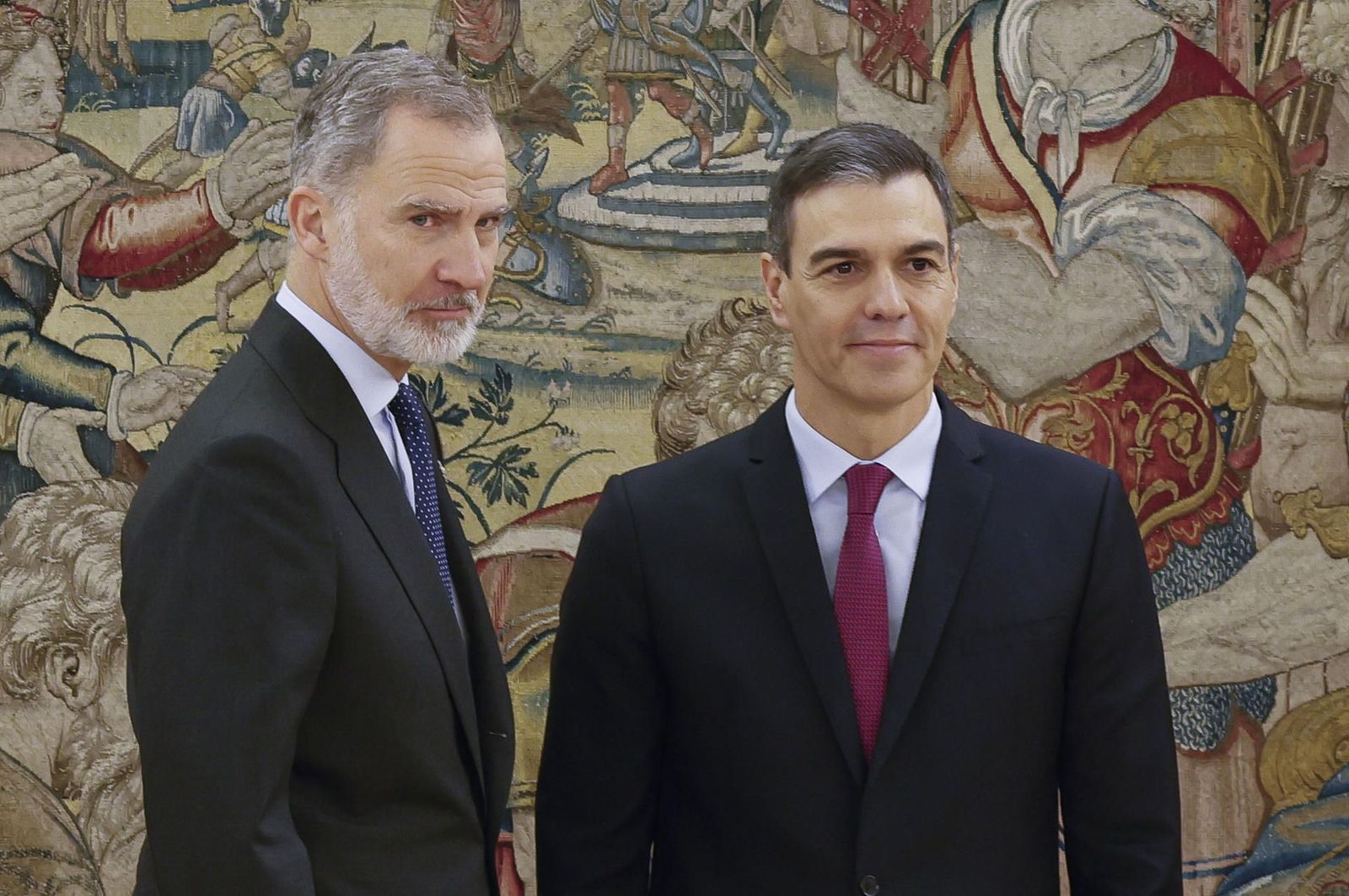 Sánchez promete su cargo ante la seriedad del Rey y sin símbolos religiosos
