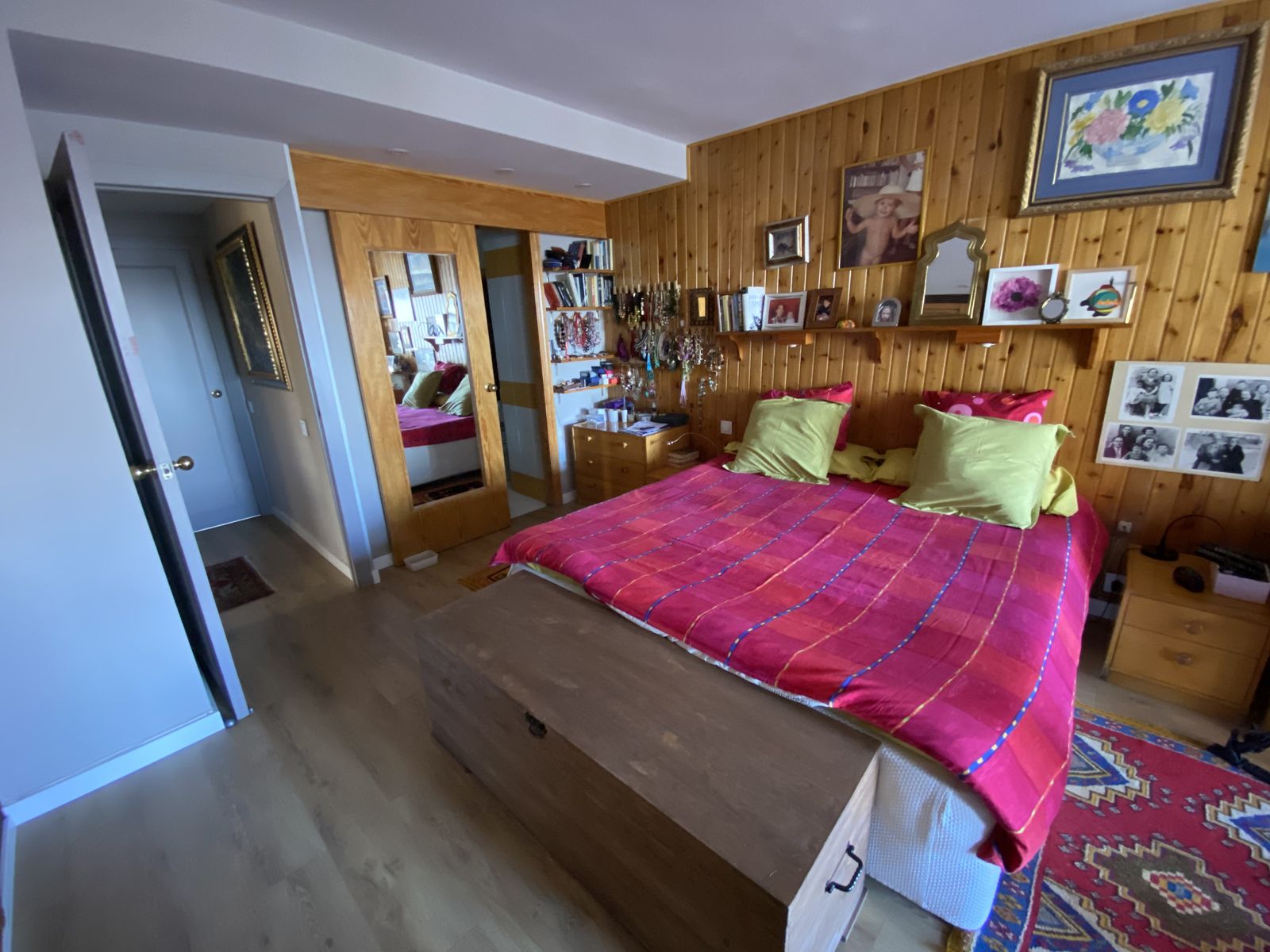 Madera hasta en la pared del dormitorio. Dice que su casa es "muy nórdica".