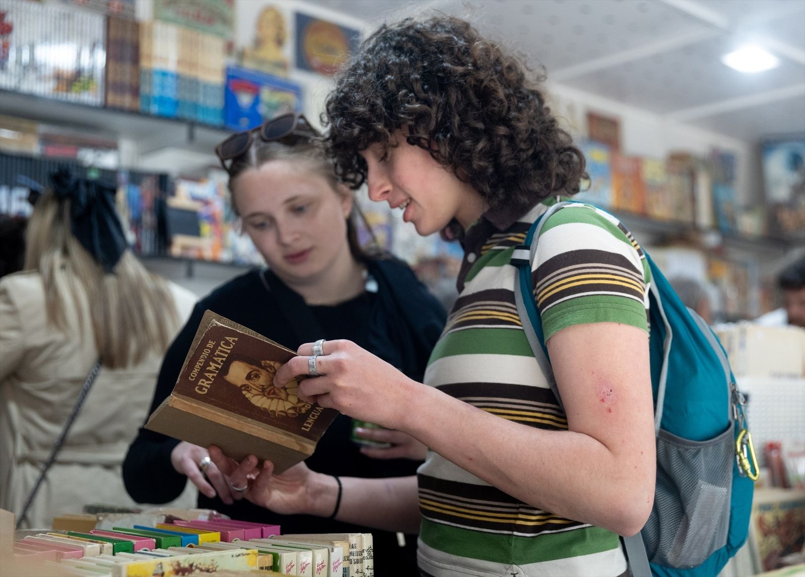 Dos jóvenes eligiendo libros en la Feria del Libro Antiguo y de Ocasión