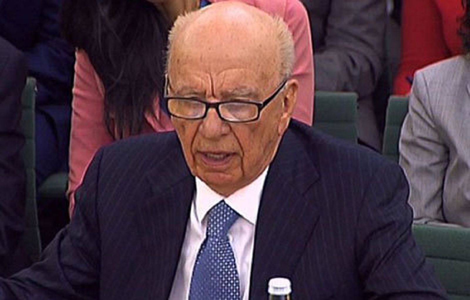Murdoch se confiesa avergonzado y pide perdón en el Parlamento
