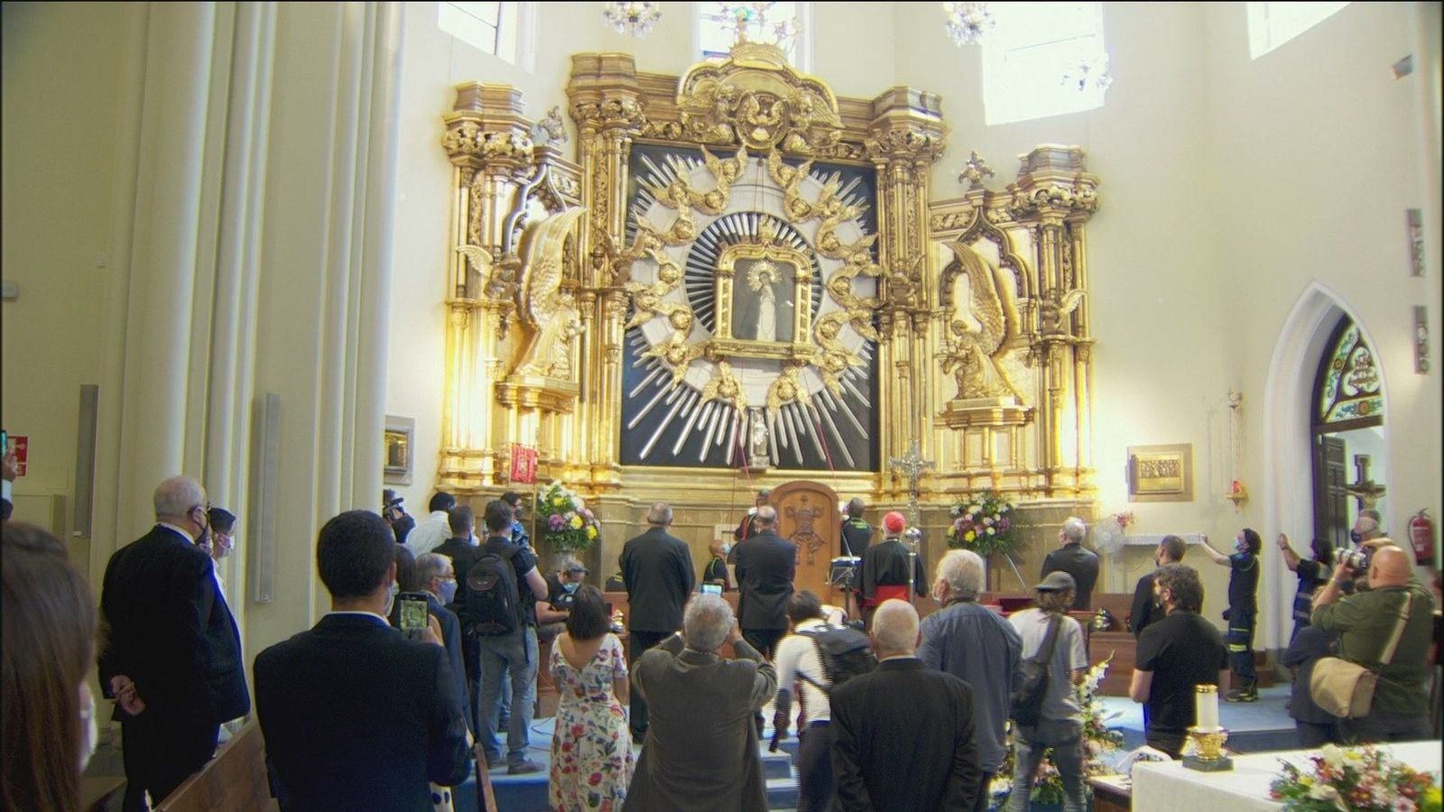 El emocionante descenso del cuadro de la Virgen de la Paloma