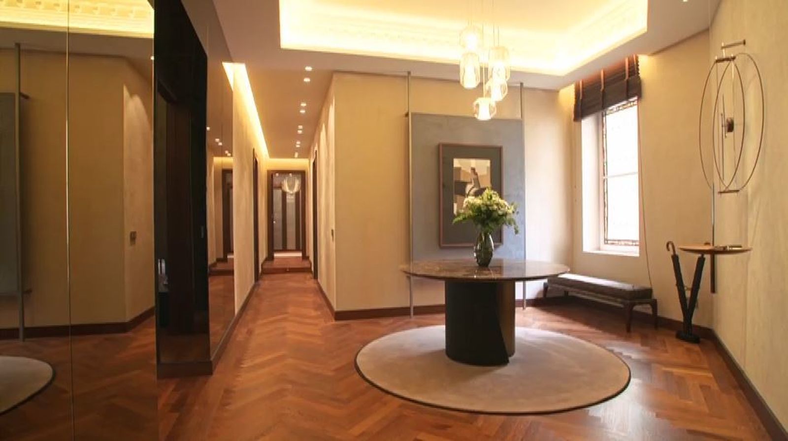 Esta vivienda de Goya juega con los espejos para crear efectos ópticos. Este es el recibidor.
