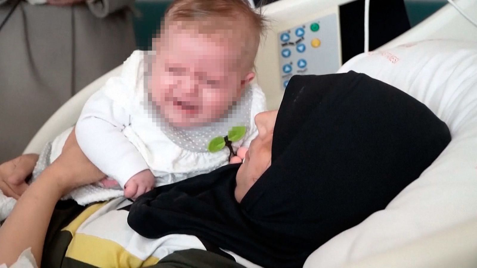 Una madre abraza de nuevo a su bebé casi dos meses después del terremoto en Turquía