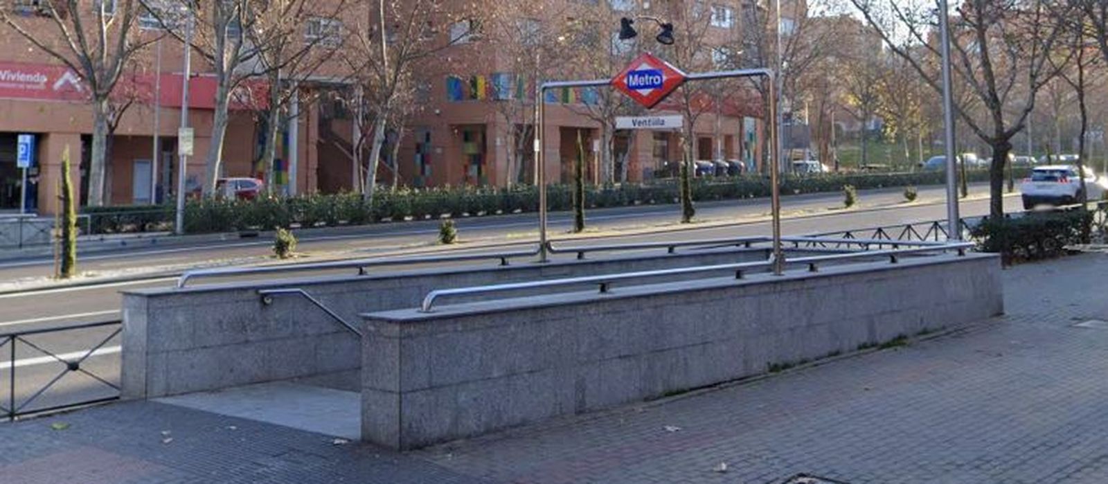 Boca de Metro de Ventilla, junto a la Avenida de Asturias