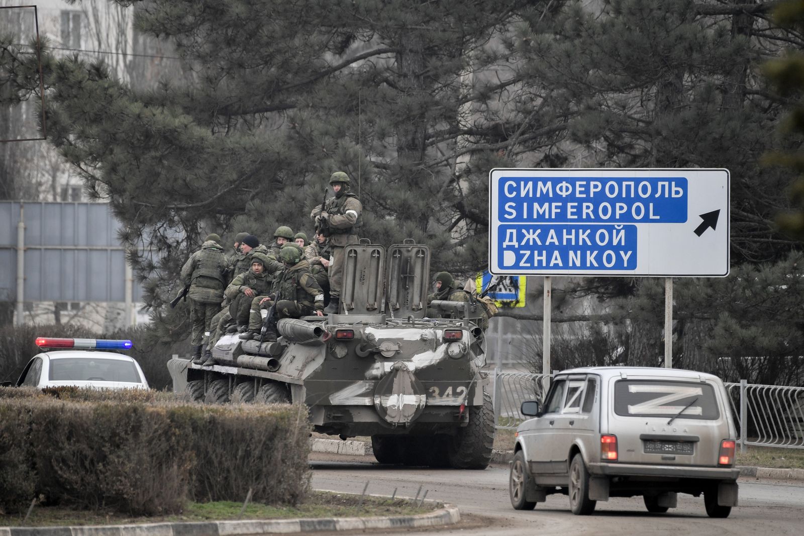 Tanques y vehículos militares rusos con la letra Z pintada de blanco