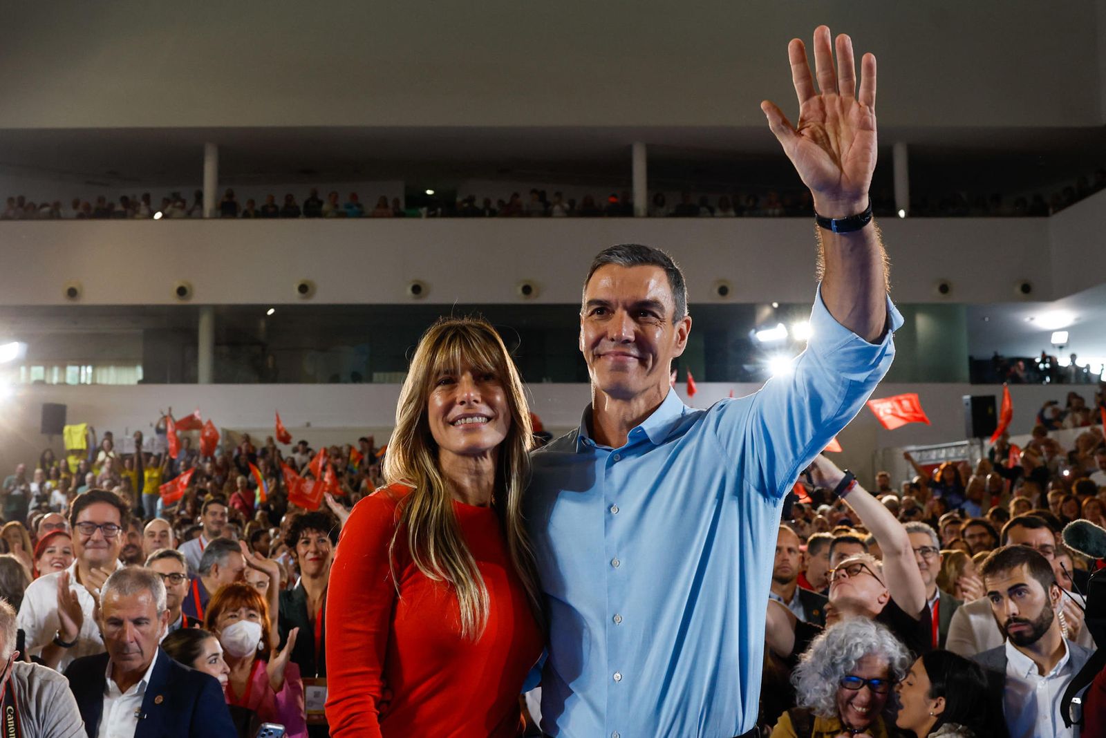 Begoña Gómez, ovacionada junto a Pedro Sáchez por la militancia en el mitin de Fuenlabrada