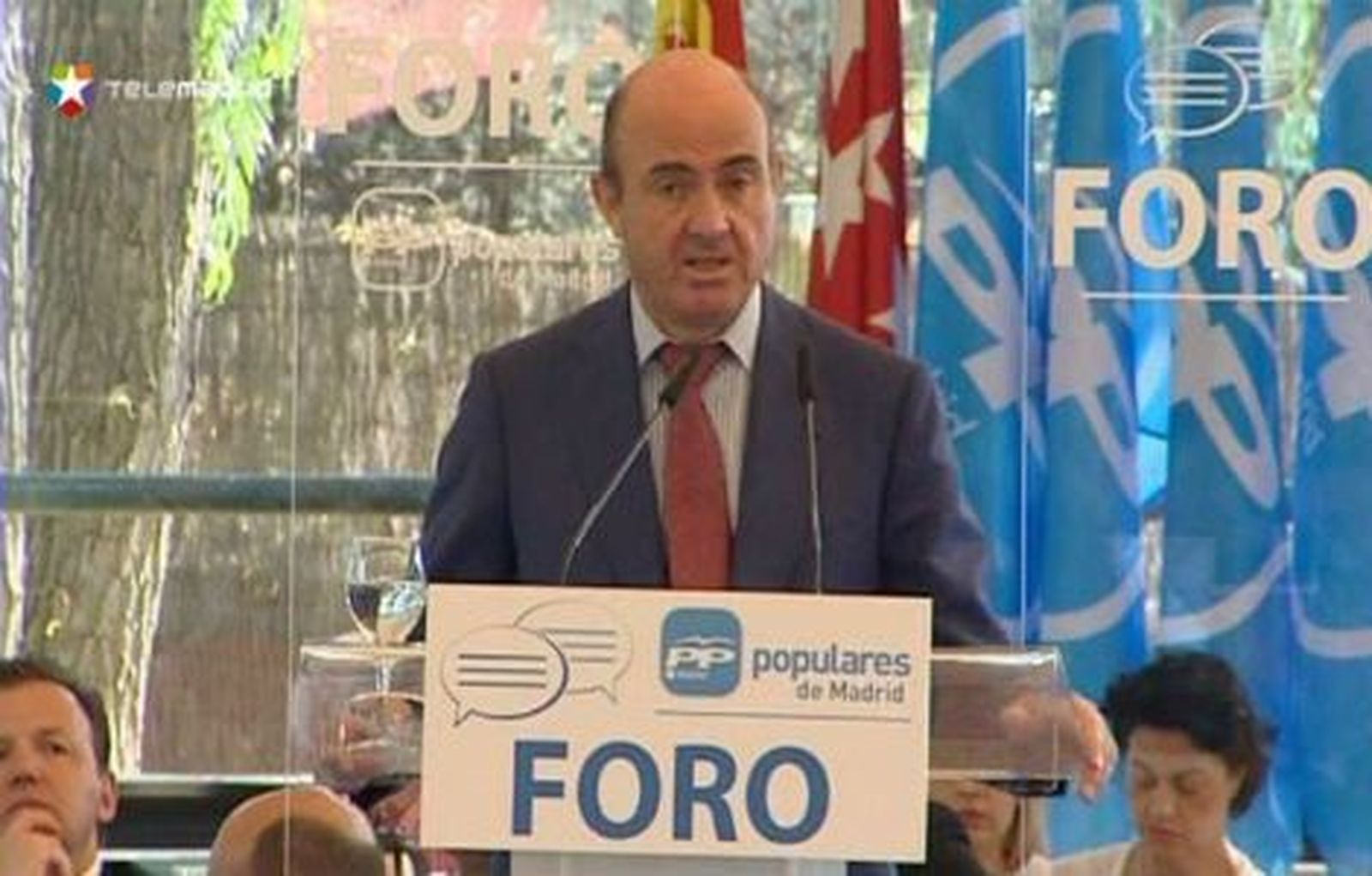 Guindos insiste en el final de  la recesión" y en que España "crecerá al año que viene"