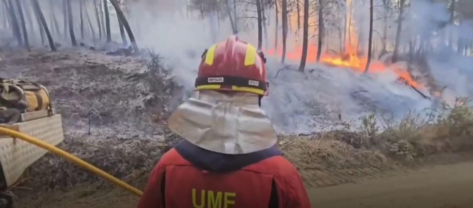 Bombero de la UME ante un incendio