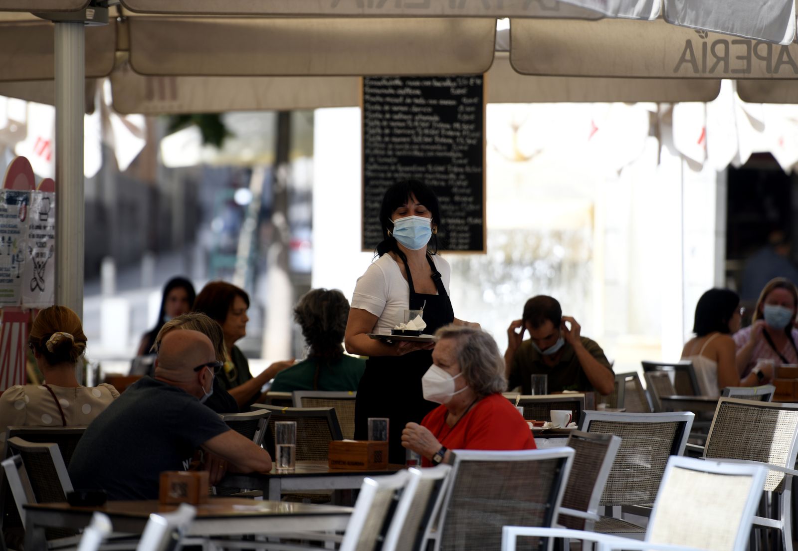 Un grupo de personas en una terraza de Madrid