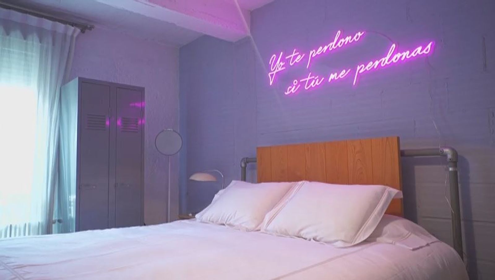 Sobre el cabecero de la cama, Pancho y Ana contemplan a diario esta frase en luces led que simulan un neón... ¿se perdonarán?
