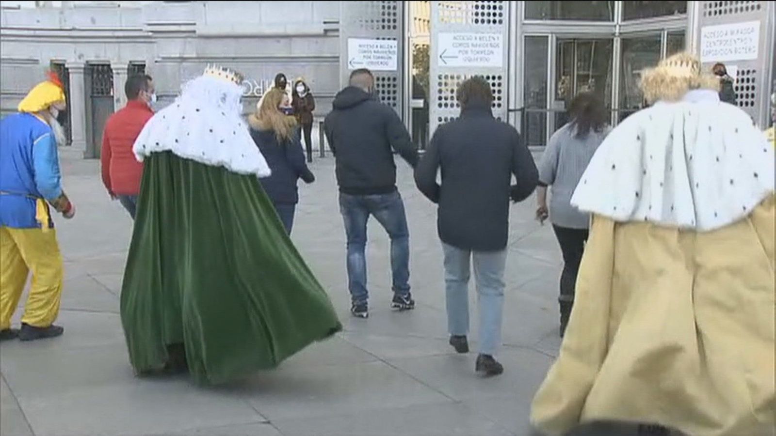 Los Reyes Magos llegan al Ayuntamiento de Madrid con una comitiva de 13 taxis