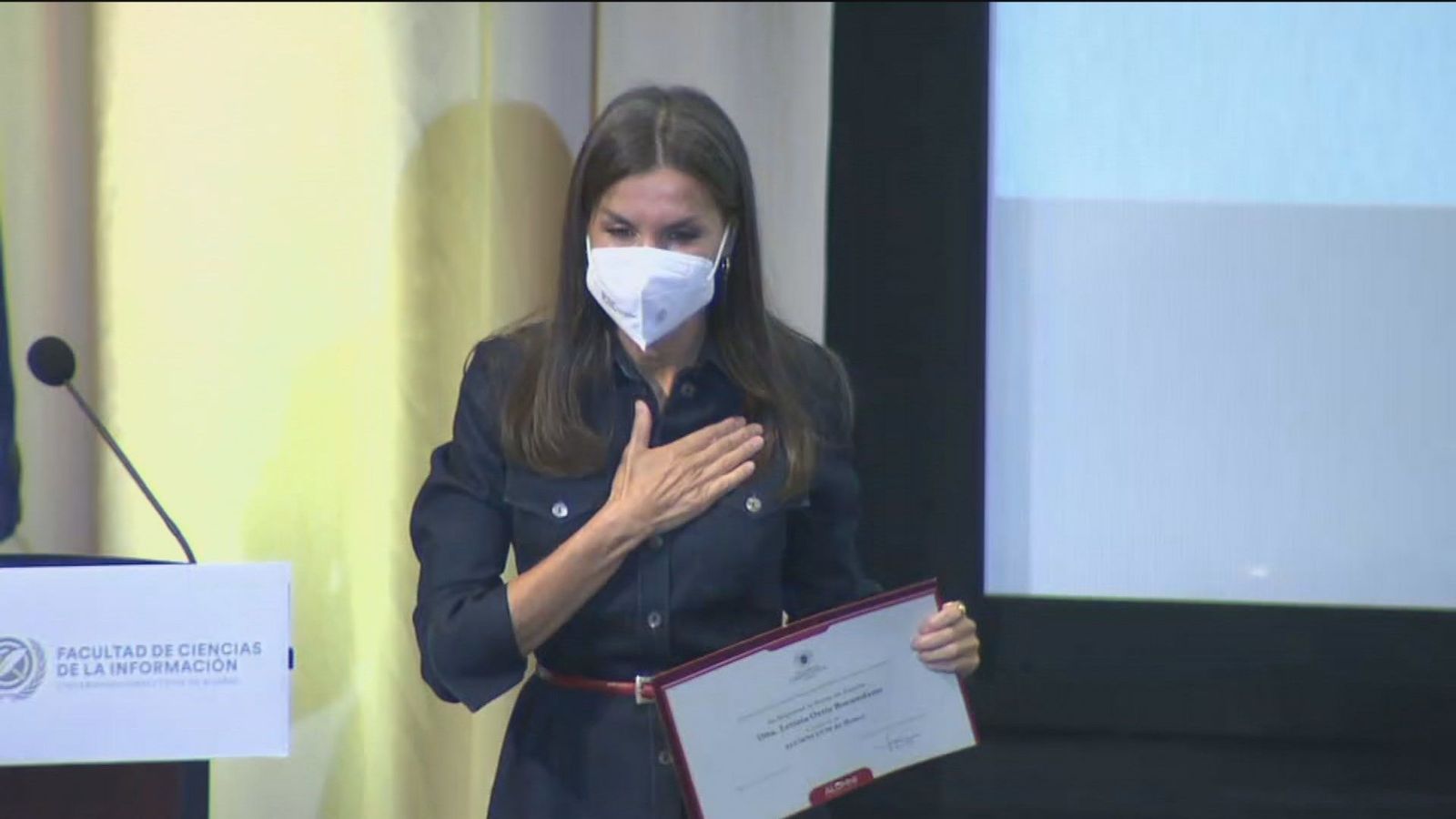 La Reina alumna de honor de la facultad de Ciencias de la Información de la Complutense