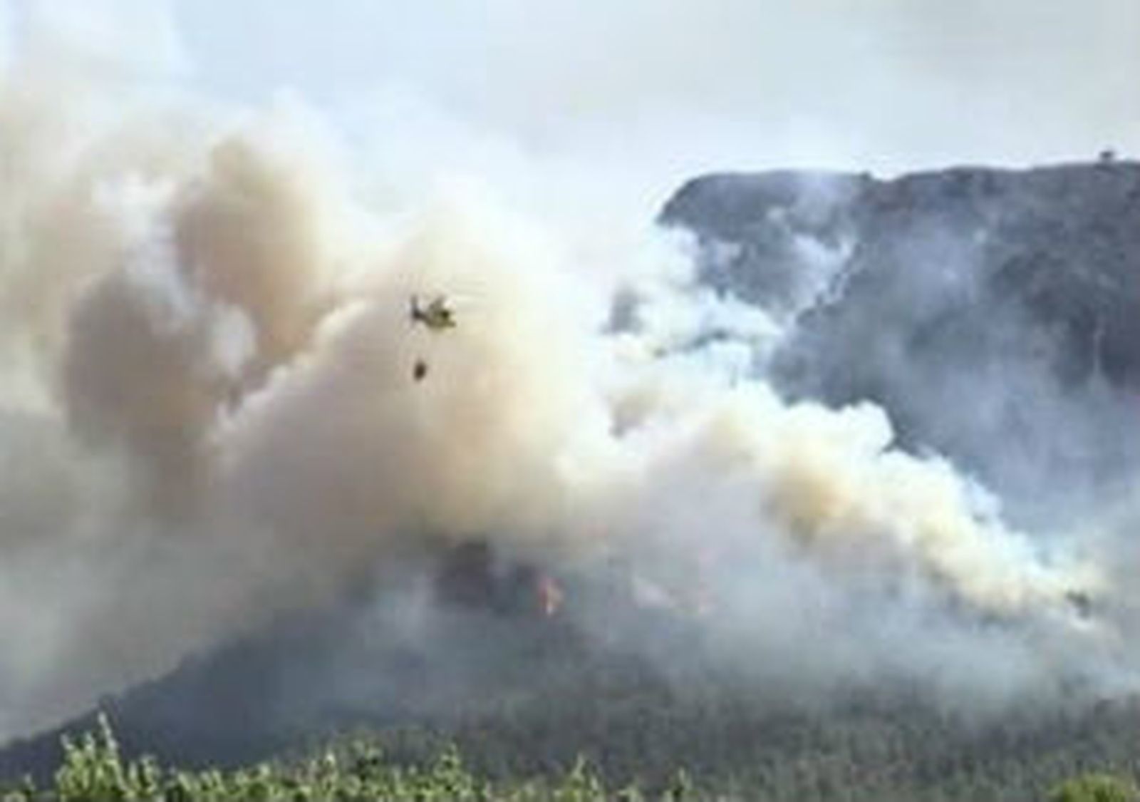 Helicoptero apaga el fuego