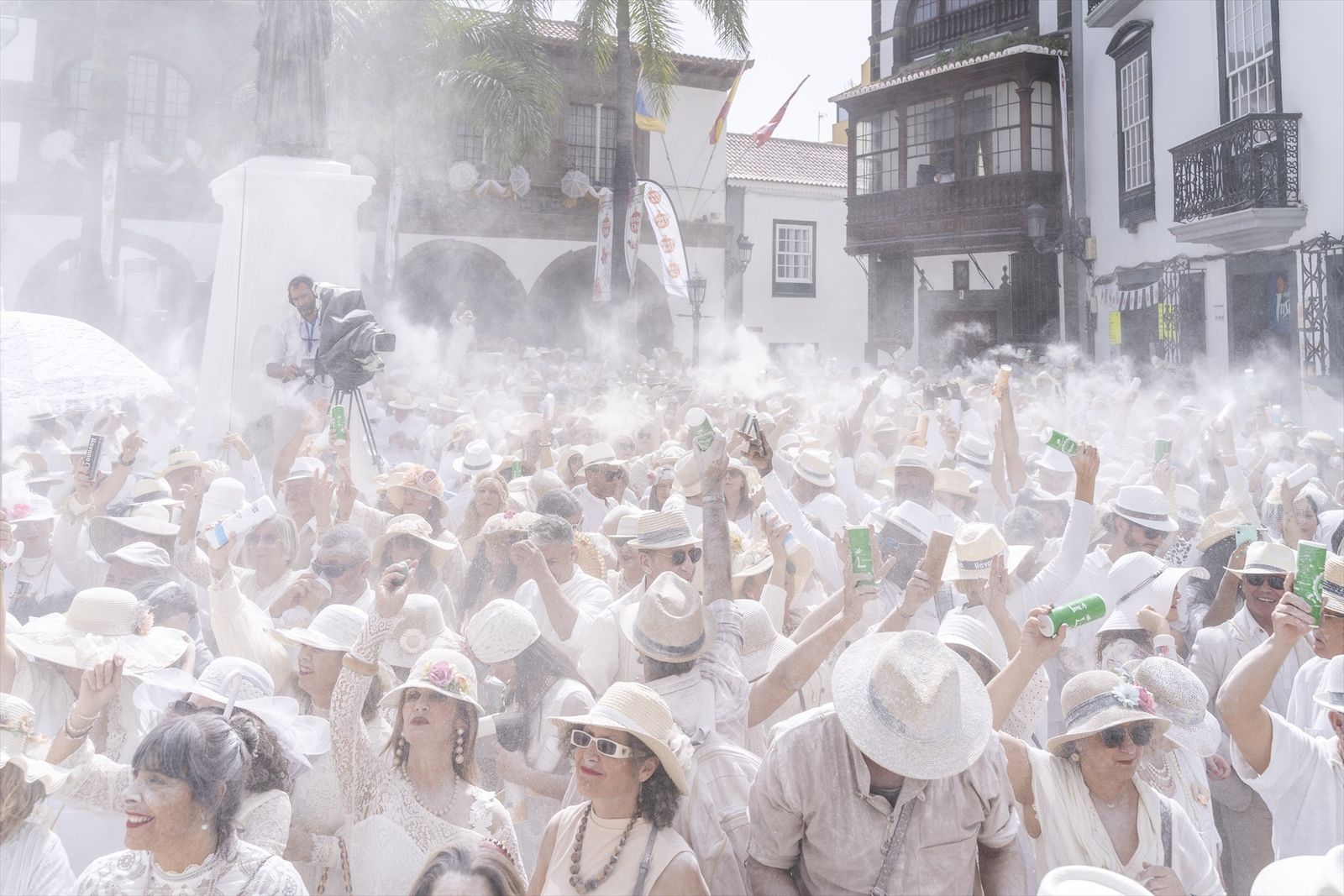 Varias personas tiran polvos de talco durante la celebración de Los Indianos en la isla de La Palma
