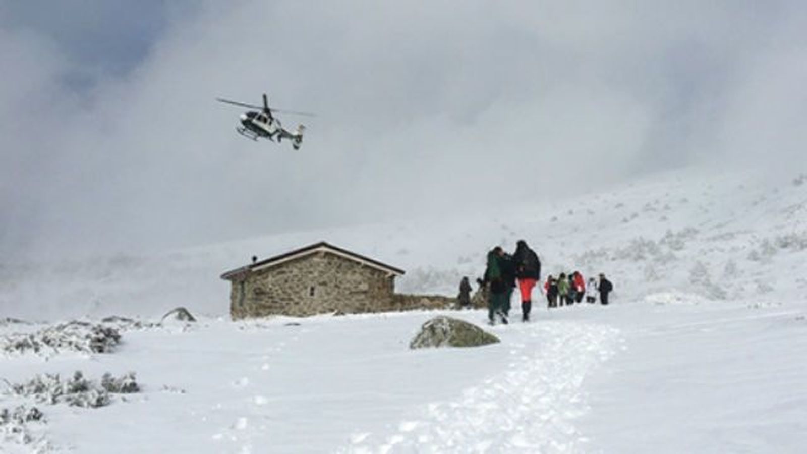 Doce rescatados, cuatro de ellos menores, en el pico de Peñalara