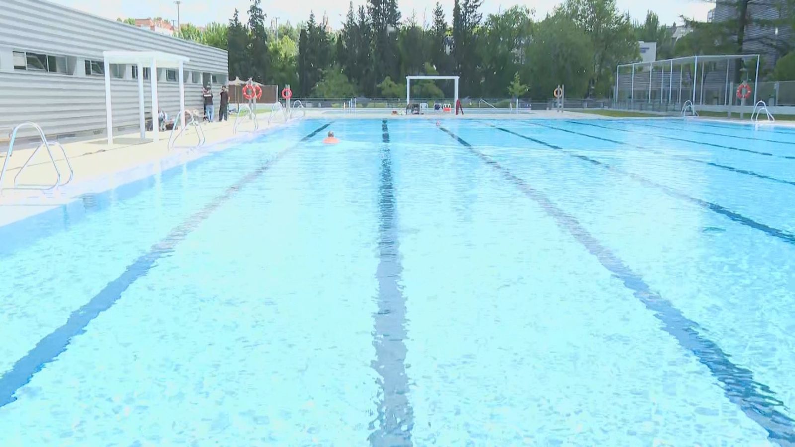 Un nadador en una piscina municipal de Madrid el día del inicio de la temporada de baños