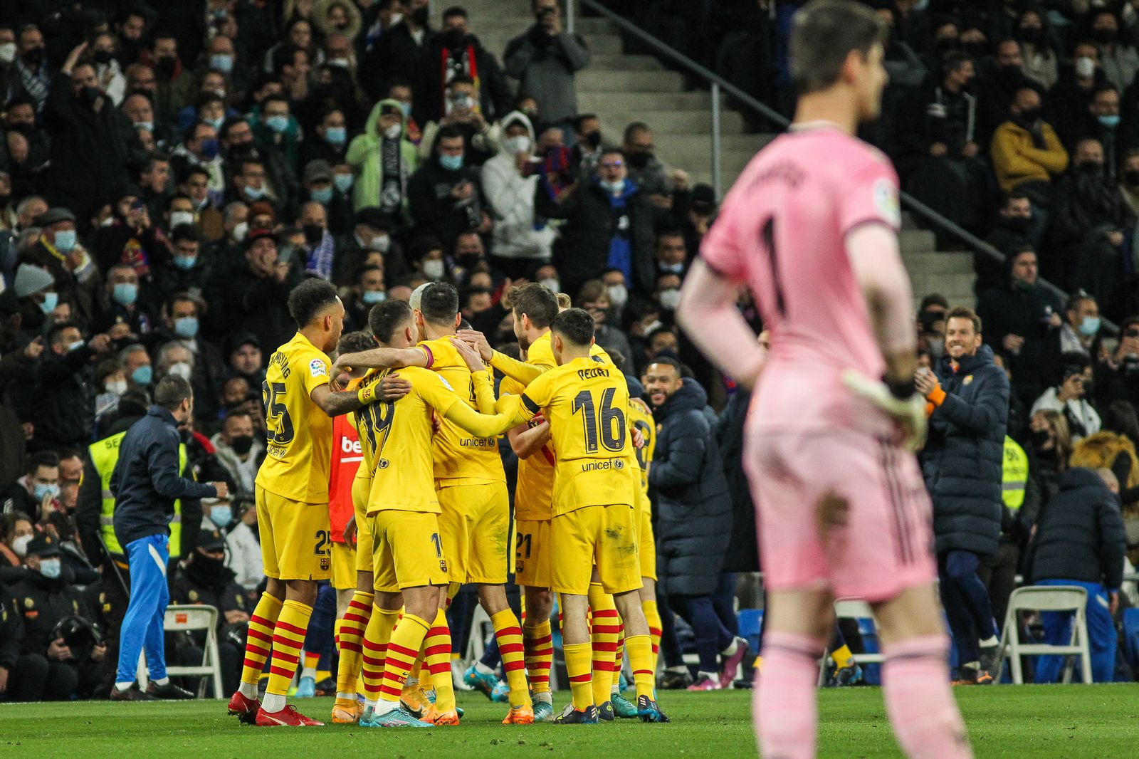 Jugadores del Barcelona celebran uno de los goles en el Bernabéu