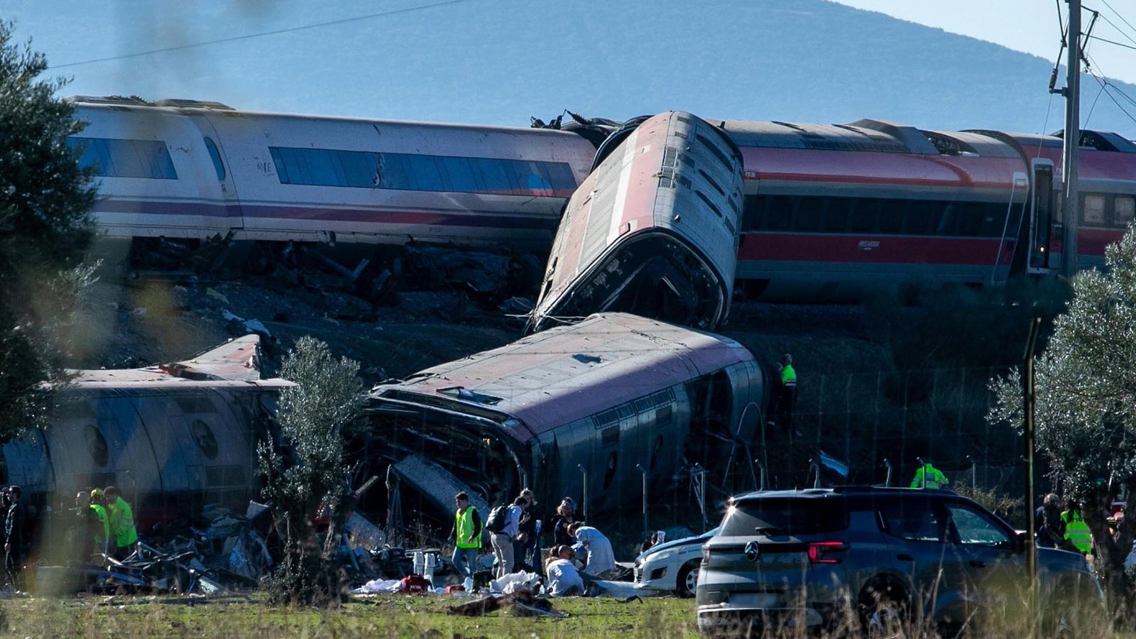 Agentes de los Servicios de Emergencias trabajan en el lugar del accidente, a 28 de octubre de 2026, en Urda, Toledo, Castilla-La Mancha (España).