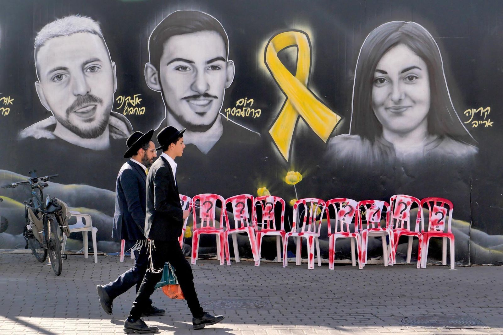 Mural de rehenes en Jerusalén
