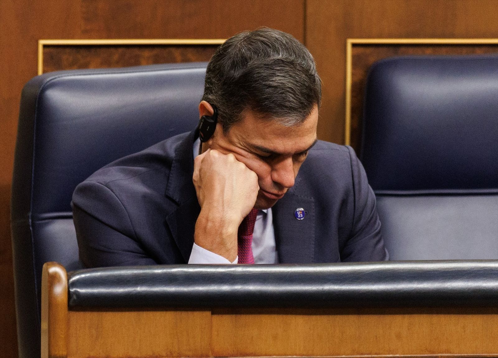 El presidente del Gobierno en funciones, Pedro Sánchez escuchando una intervención usando el sistema de traducción