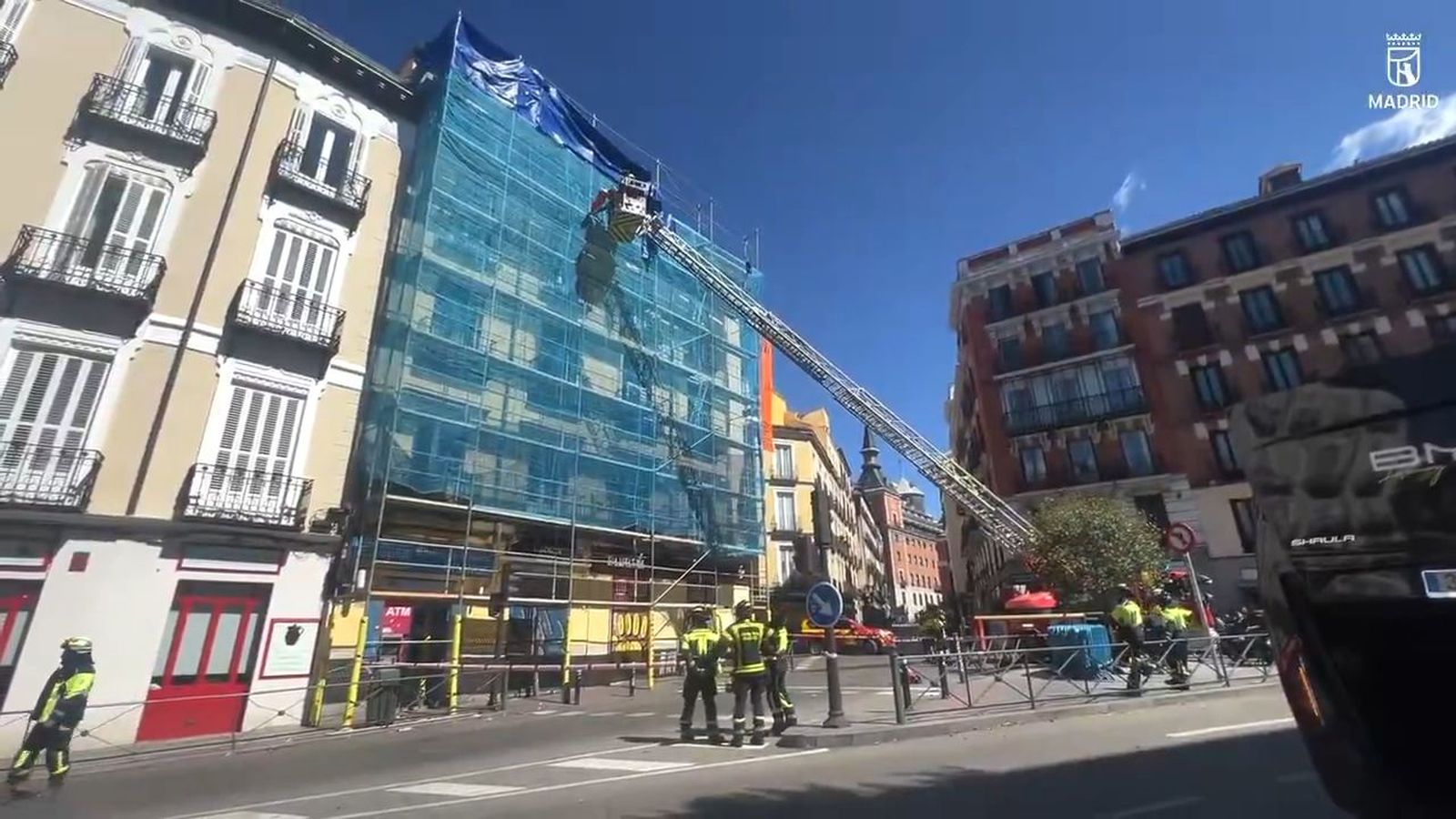 Andamio inestable por el viento.