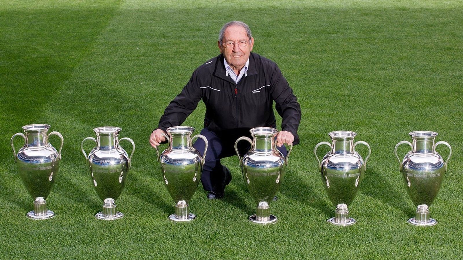 Paco Gento posa en el Bernabéu con las 6 Copas de Europa que conquistó con el Real Madrid