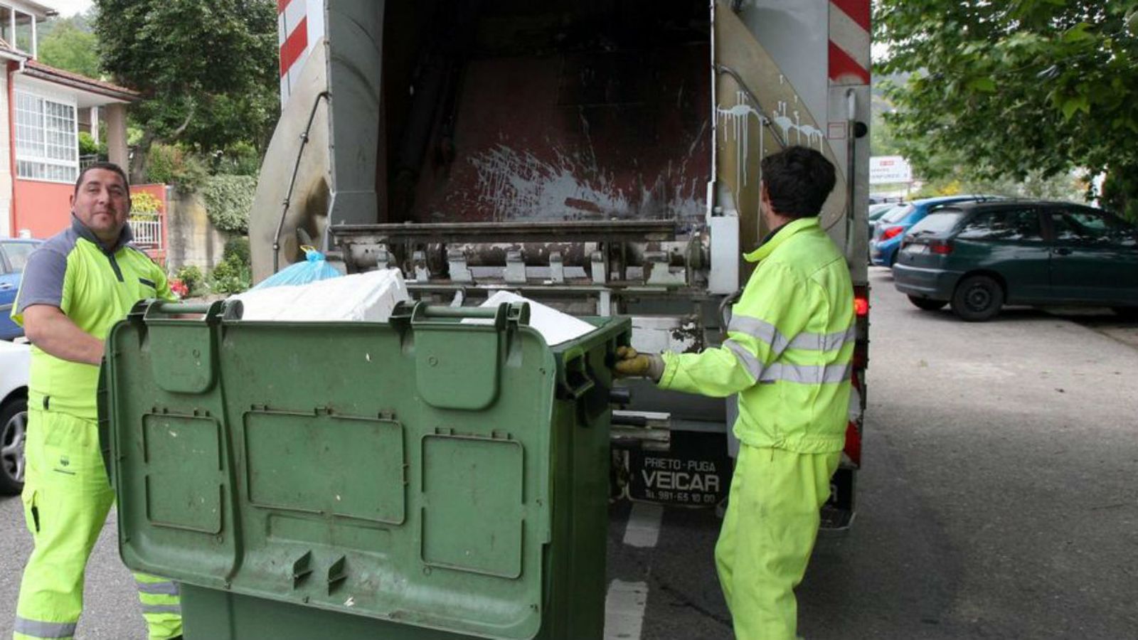 Trabajadores de un servicio de recogida de basuras