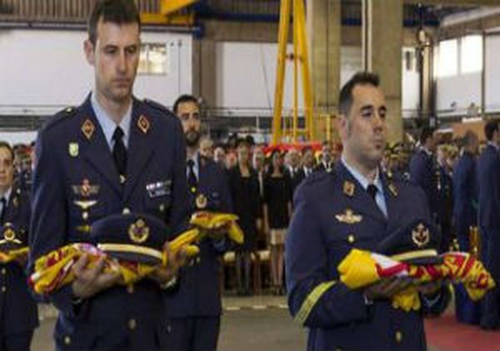 Morenés impone la Cruz del Mérito Aeronáutico a los militares fallecidos
